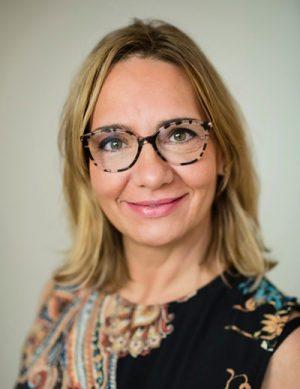 alt="Dr Reichard Éva, orthodontiste, spécialiste des traitements orthodontiques chez DH Dental à Budapest"